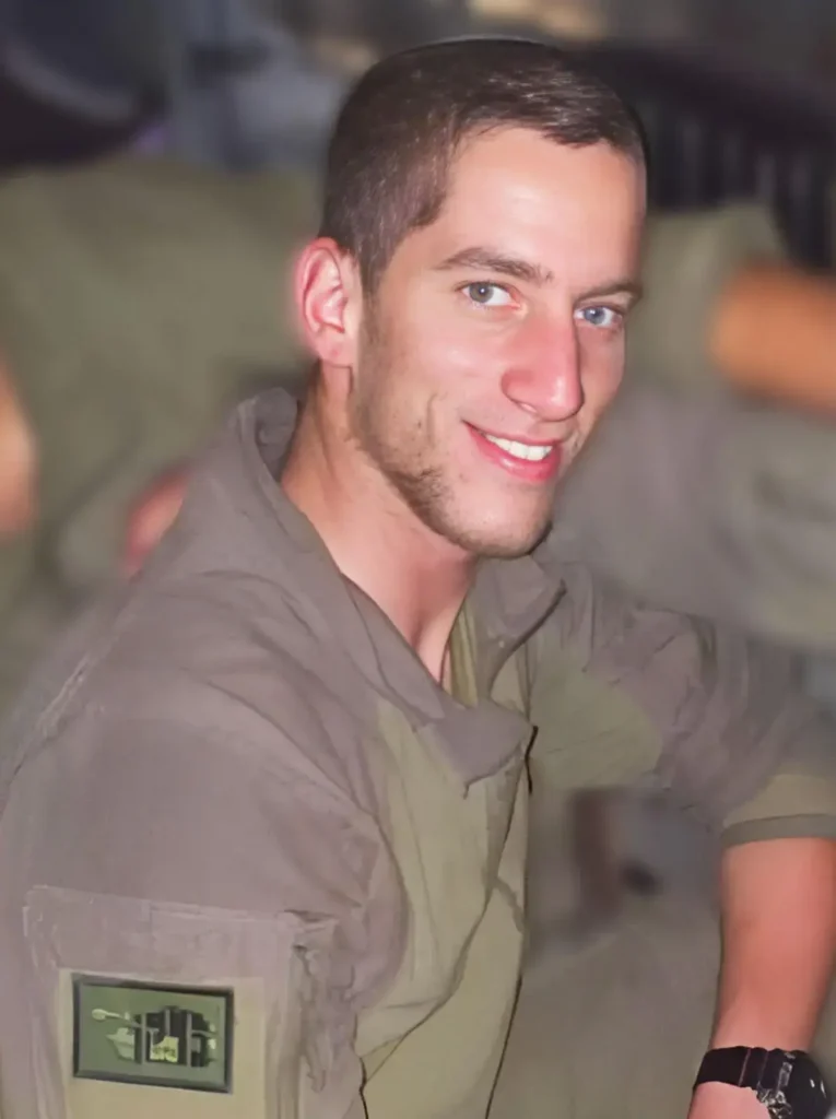 החייל מתי פרל הי"ד מביט ישירות לעבר המצלמה באישון לילה רגעים לפני השינה בשטח.