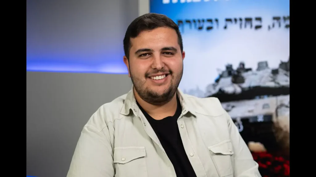 פורטרט של שילה אלג'ם ומאחוריו גרפיקה של כריכת הספר "ניפגש בחלומות".